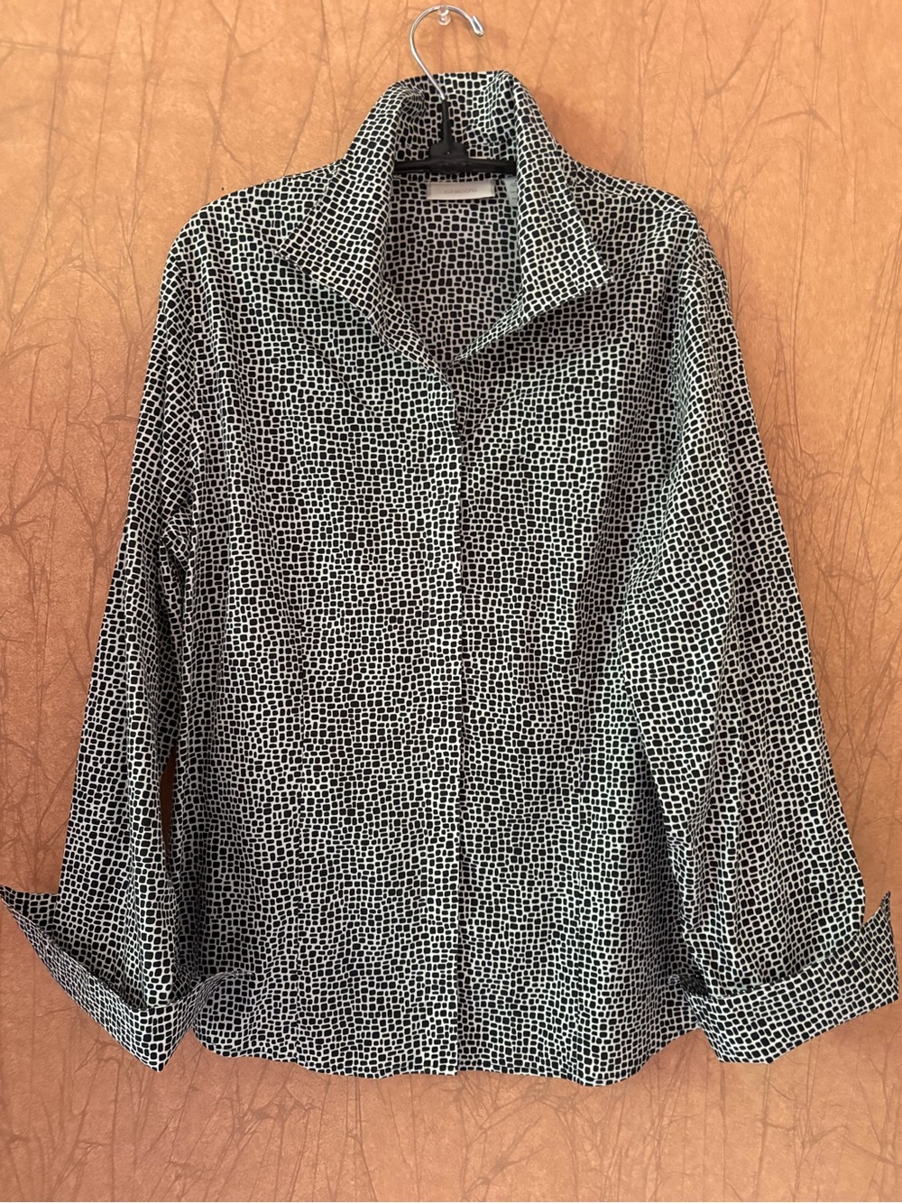 “No-Iron” Black & White Women’s Button-Down Lightweight Shirt